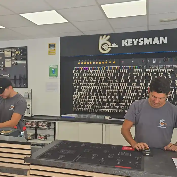 Cerrajeros de Keysman realizando copias de llaves en Palma de Mallorca