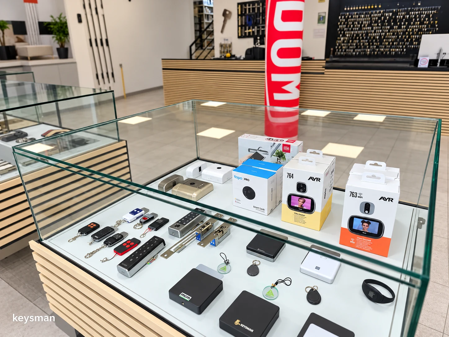 Expositor real de control de accesos y seguridad en la tienda Keysman de Palma