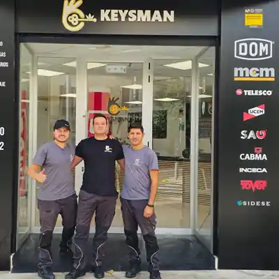 Tienda Keysman en Palma de Mallorca con su equipo de cerrajeros